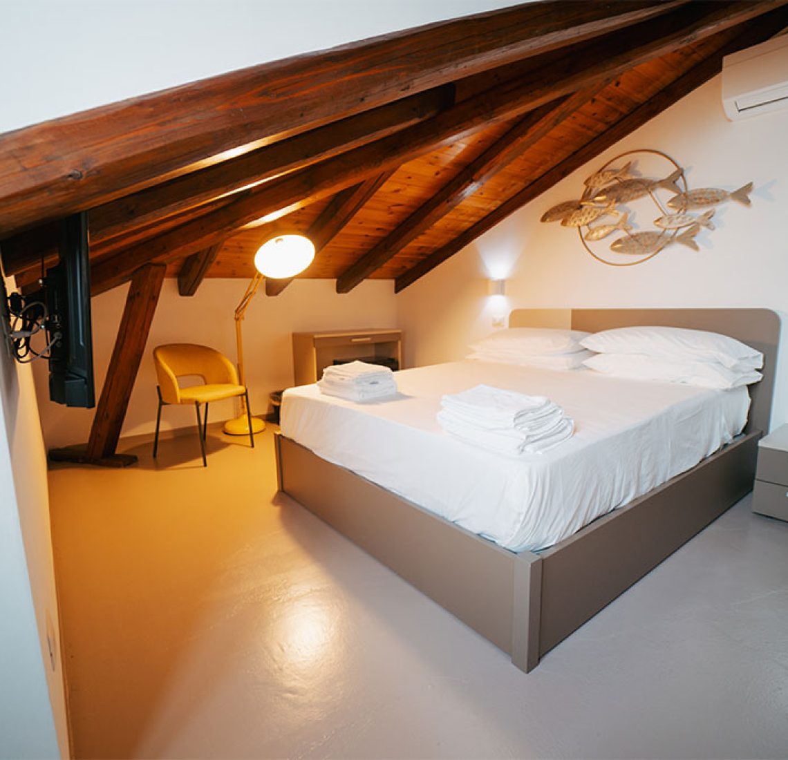 Room 02