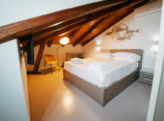 Room 02