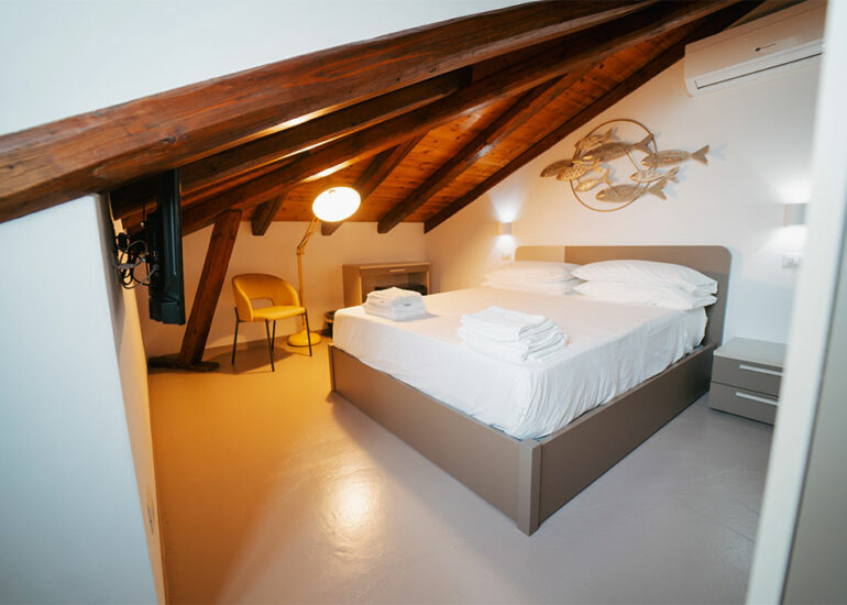 Room 02